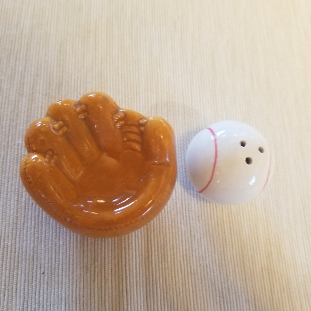 Baseball and glove salt and pepper shakers